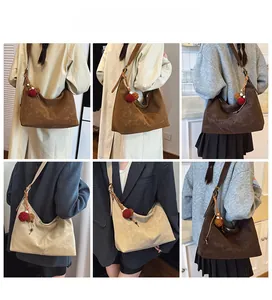 Details der Vintage Hobo Bag aus mattem Wildleder mit Quasten-Anhänger und Farbauswahl