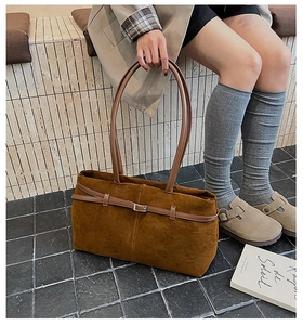 Détail du grand sac cabas en daim marron foncé avec boucle métallique et fines anses