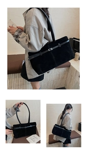 Détail du sac cabas en daim noir avec ceinture en cuir et boucle en métal argenté