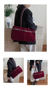 Détail du sac cabas en daim bordeaux montrant les sangles en cuir et la boucle métallique fine