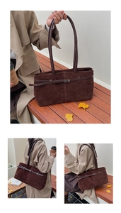 Détails du cabas en daim marron foncé avec boucle fine et longues bretelles en cuir