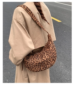 Vista street style di una borsa a spalla leopardata abbinata a un trench beige