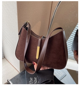 Detail der dunkelbraunen Leder- und Wildleder-Schultertasche mit goldener Schnalle
