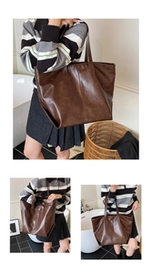 Detailansicht der dunkelbraunen Tote Bag aus strukturiertem Kunstleder mit stabilen Henkeln