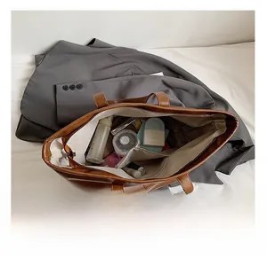 Detail der geräumigen Innenfächer der braunen Shopper-Tasche aus Lederimitat