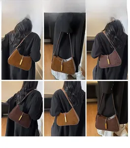 Details zur Hobo-Bag aus mattem Wildleder mit Goldbeschlägen in Braun und Dunkelkaffee