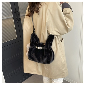 Détail d'un sac noir en fausse fourrure pelucheuse avec de longues oreilles de lapin