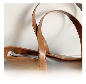 Detailaufnahme der braunen PU-Lederhandtasche mit breitem Griff und sicherem Reißverschluss