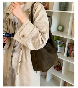 Detailed texture of dark brown suede tote bag featuring a minimalist matte finish and large capacity