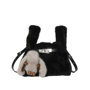 Modische schwarze Kunstfell-Handtasche mit süßem Kaninchen-Anhänger