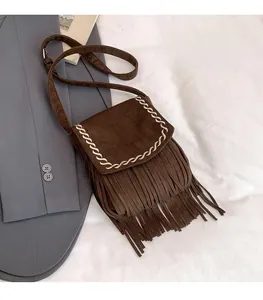 Dettaglio della borsa a tracolla in finta pelle scamosciata marrone con frange lunghe
