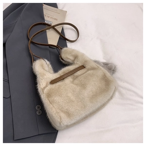 Schicke Plüsch Umhängetasche für Damen, weiche Kunstfell Handtasche mit Ledergurt, Herbst Winter Stil.