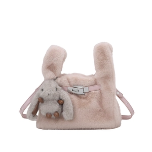 Rosa flauschige Plüschtasche mit silbernem Drehverschluss und süßem Hasenanhänger