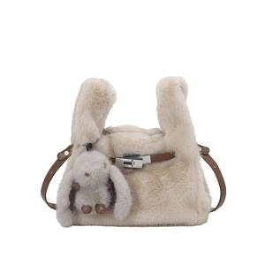 Elegante beige Plüsch-Handtasche aus Kunstfell mit süßem Hasenanhänger und Riemen