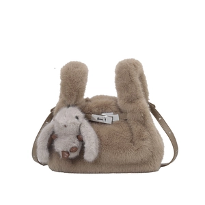 Modische braune Kunstfelltasche mit süßem Hasenanhänger und silberner Schnalle