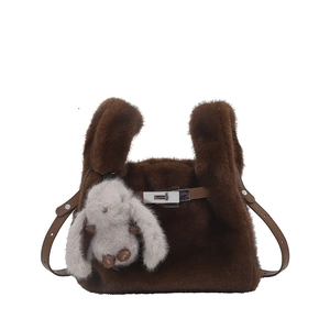 Süße braune Plüschhandtasche mit grauem Hasenanhänger und verstellbarem Lederriemen