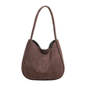 Grand sac cabas minimaliste en daim marron avec fines bandoulières et design spacieux