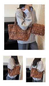 Détails d'un sac cabas et d'une pochette à imprimé léopard avec bandoulières marron chic