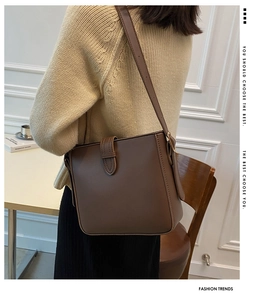Detailansicht der braunen Leder-Beuteltasche mit verstellbarem Gurt und Schnalle