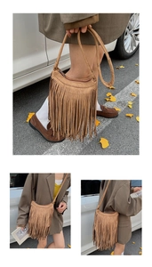 Détails d'un sac bandoulière en daim marron avec de longues franges de style bohème