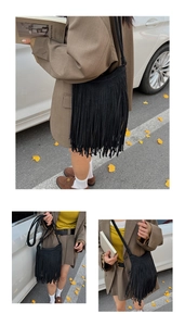 Détail du sac à bandoulière vintage à franges noires en daim mat avec pompons élégants