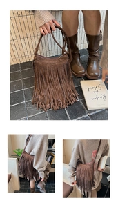 Détail du sac bandoulière en daim marron foncé avec de longues franges et forme demi-lune