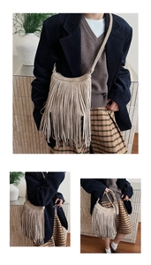 Détail du sac bandoulière beige vintage avec franges en suédine et bandoulière assortie
