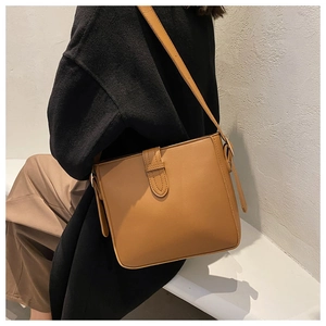 Detailansicht einer braunen Bucket Bag aus Leder am Modell für den täglichen Gebrauch