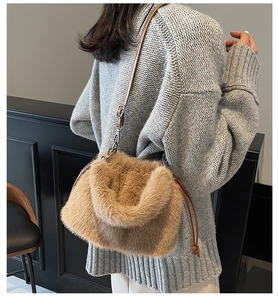 Détail d'un sac porté épaule en fausse fourrure beige avec fine bandoulière en cuir
