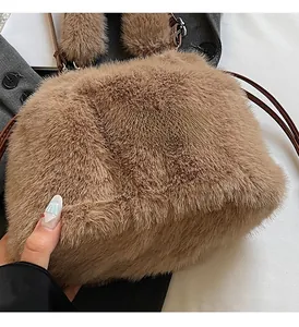 Détail du sac seau en fausse fourrure marron montrant la texture douce et la bandoulière