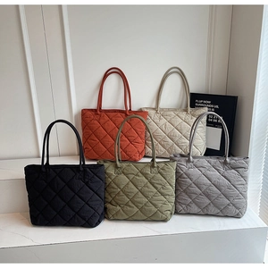Sacs cabas matelassés de diverses couleurs montrant le motif de losanges et le nylon