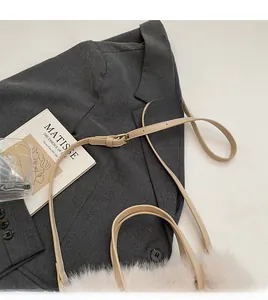 Détail du sac bandoulière en peluche avec fourrure synthétique crème et sangle réglable