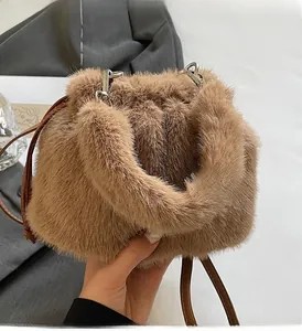 Détail du sac à main marron en fausse fourrure pelucheuse avec anneaux en D argentés