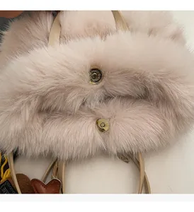 Détail d'un sac à main en fausse fourrure rose clair avec boucle magnétique dorée et texture