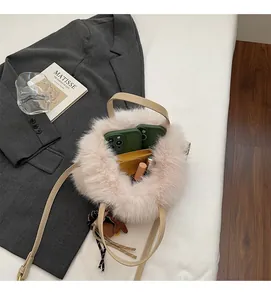 Détail montrant la grande capacité intérieure de ce sac bandoulière en peluche rose