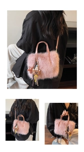 Vue détaillée du sac bandoulière en peluche rose avec texture et breloque ours