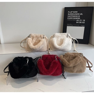 Vue détaillée des sacs seaux en fausse fourrure en plusieurs couleurs et boucles