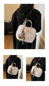 Détail du sac bandoulière en fausse fourrure rose avec un pendentif d'ours brun mignon