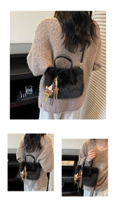 Vue en trois parties d'un sac bandoulière en peluche noire avec charm d'ours mignon