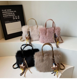 Série de quatre sacs bandoulière en peluche avec pendentifs ours et détails ruban