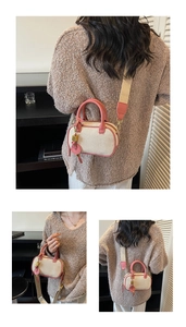 Detail van mini canvas Boston tas met roze leren bies en brede schouderriem