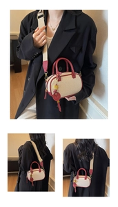 Detail van canvas crossbodytas met rode leren bies en een verstelbare schouderriem