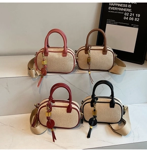 Moderne mini canvas handtassen met leren bies in vier kleuren op displaytrappen