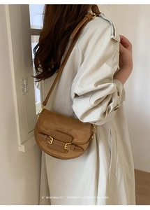 Bolso de hombro retro marrón en gamuza con hebilla dorada y gabardina elegante