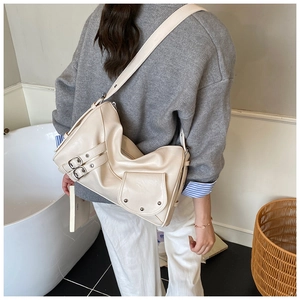 Détail du sac fourre-tout vintage beige avec boucles en métal et bandoulière tissée