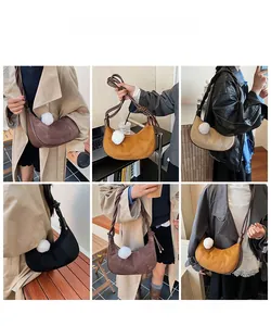 Détail de sacs rétro mats avec breloque pompon disponibles en plusieurs couleurs