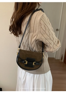 Bolso de montura bicolor retro con hebillas doradas y textura de ante cruzado