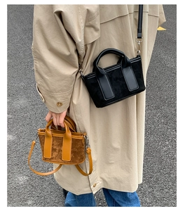 Détail de mini sacs cabas élégants en noir et marron avec fines bandoulières en cuir