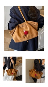 Détails du cabas en daim marron avec pompons et look de banlieue élégant et chic
