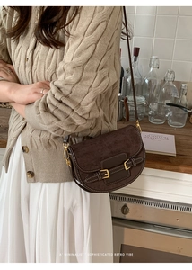 Detalle del bolso de silla marrón oscuro con mezcla de texturas de ante y cuero